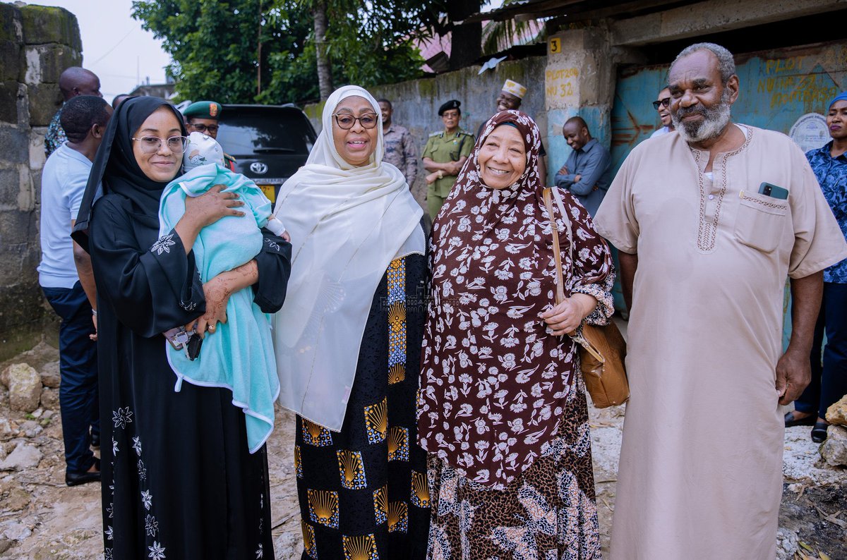 Jana nilipata wasaa wa kupita Mtaa wa Mombasa, Unguja kuwaona majirani zangu wa zamani Bi. Asha Salum na mumewe, Inspekta Mstaafu wa Jeshi la Polisi, Rashid Zam Ali. Kushoto ni bintiye Bi. Asha pamoja na mjukuu wao. Bi. Asha nilisoma naye darasa moja shule ya msingi na shule ya