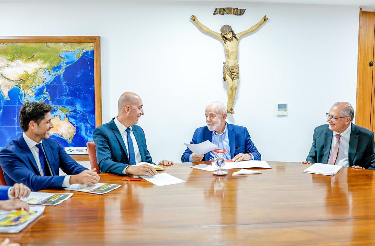 “E a semana só começou!” Ao lado do presidente @LulaOficial, participei do grande anúncio do Mercado Livre. Investimento recorde de R$ 23 bi, gerando 6,5 mil empregos, para construir novos centros de distribuição em Brasília, Porto Alegre e Pernambuco. Quando damos as mãos, o…