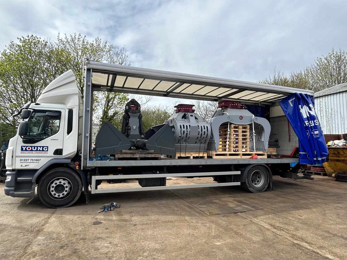 Mutleyplant's tweet photo. A few purchased attachments that headed out last week 😍:
1x Demarec D40HD heavy duty sorting grapple
1x Demarec D70HD heavy duty sorting grapple
1x Kinshofer C40VHD clamshell with auto-lube &amp; bolt on edges. 
For any attachment requirements please email nicole@mutley.co.uk😁 https://t.co/wWlCEZstXq