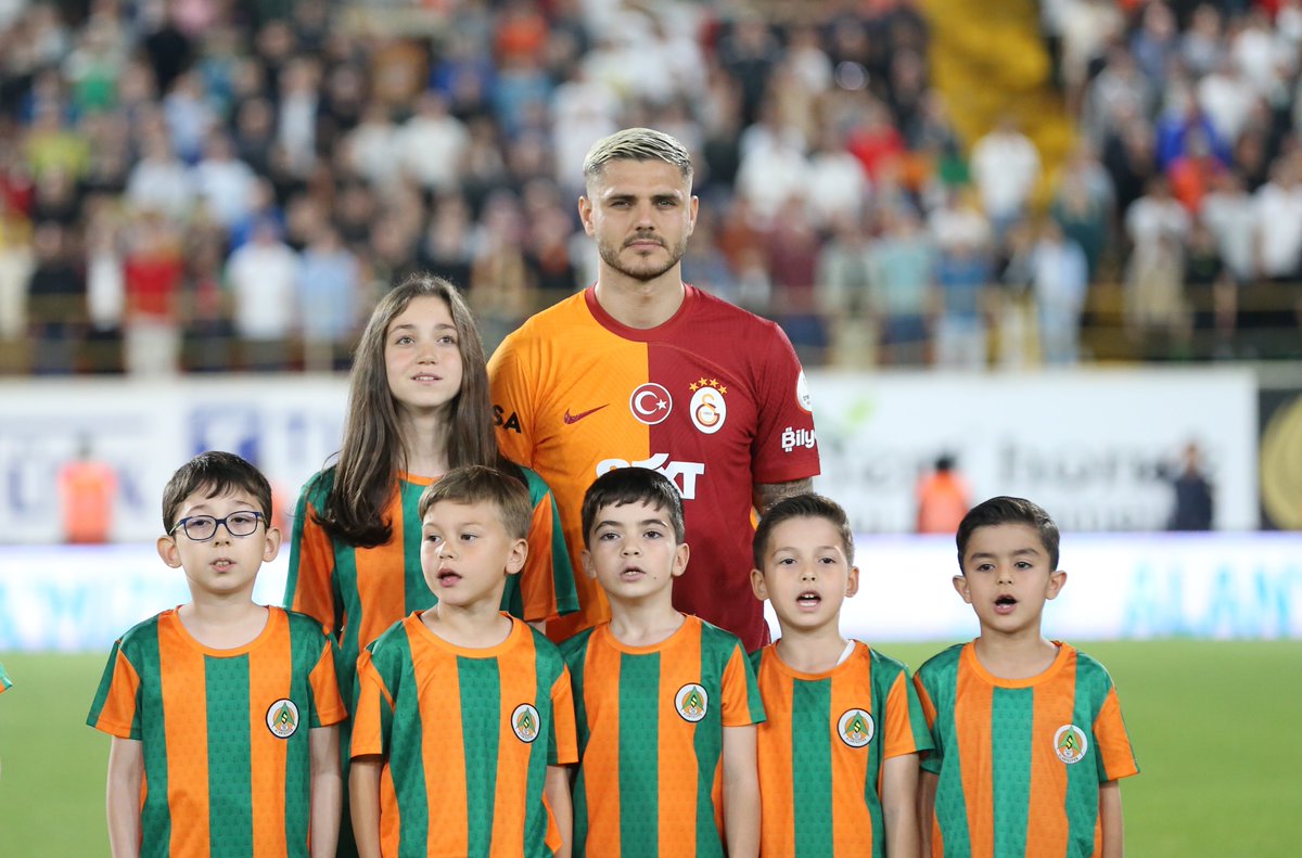 📸 Fotoğrafçılar Icardi’yi her seremonide biraz daha uzaktan çekmek zorunda çünkü o artık tek bir kişi değil. İşte bu böyle bir sevgi. 😍