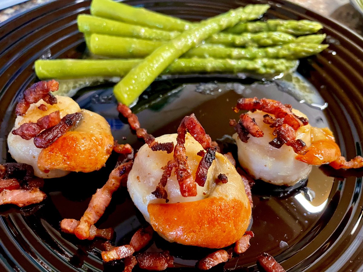 This was a very tasty Bruch at ours this morning Succulent Scallops Bacon Bites & New Season Asparagus ⁦@TheCat_Max⁩ ⁦@Averyslondon⁩
