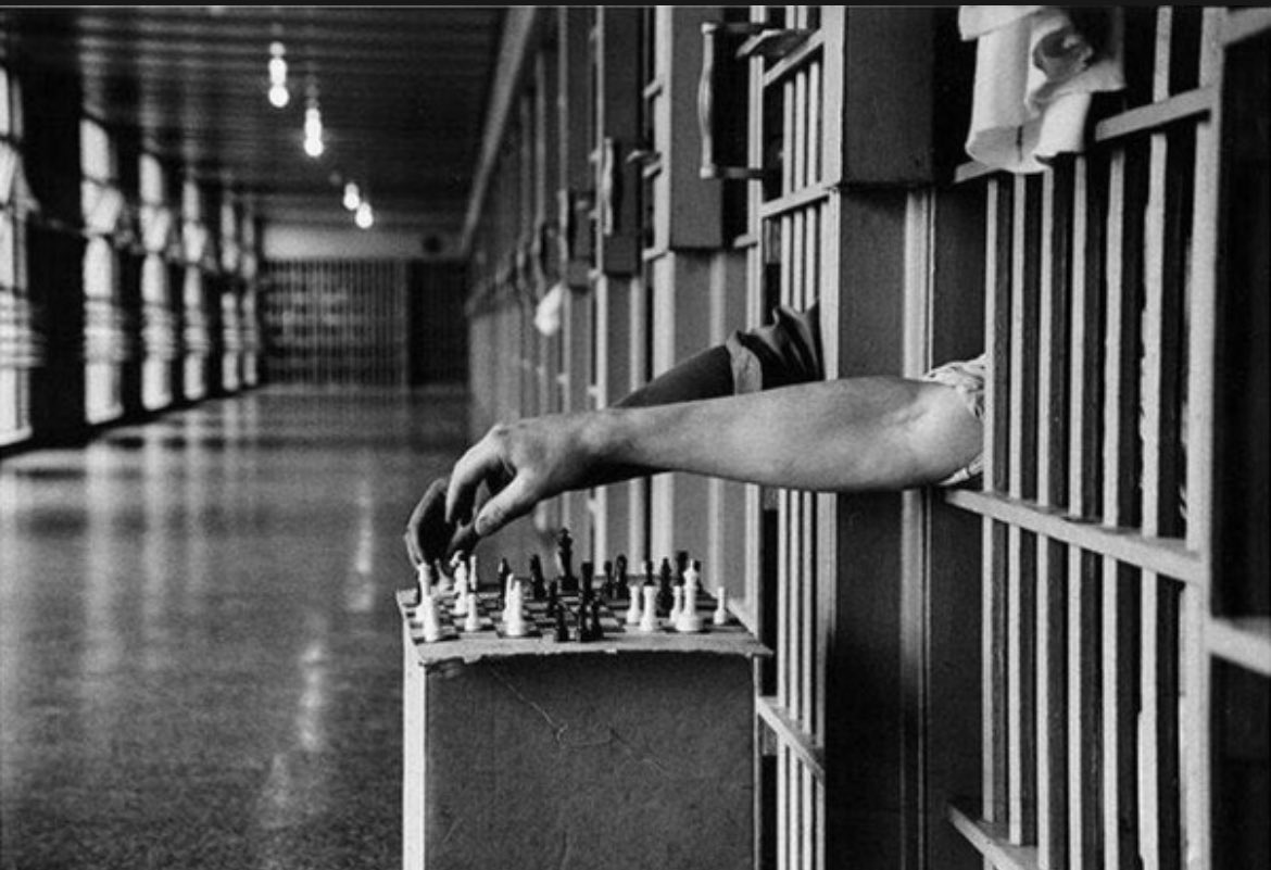 Pichani ni Wafungwa wakicheza chess kutika selo za gereza la ‘Attica Correction Facility’, New York, 1972.