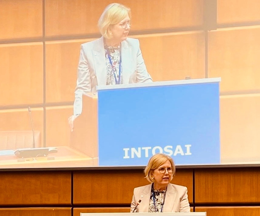 RHSprecher's tweet image. Margit Kraker, #Rechnungshof-Präsidentin und Generalsekretärin der #INTOSAI hat heute in @UN_Vienna das 26. UN/INTOSAI Symposium eröffnet. Thema ist die Umsetzung von #SDG13, das Nachhaltigkeitsziel zum #Klimaschutz und welchen Beitrag Rechnungshöfe weltweit dazu leisten können.…