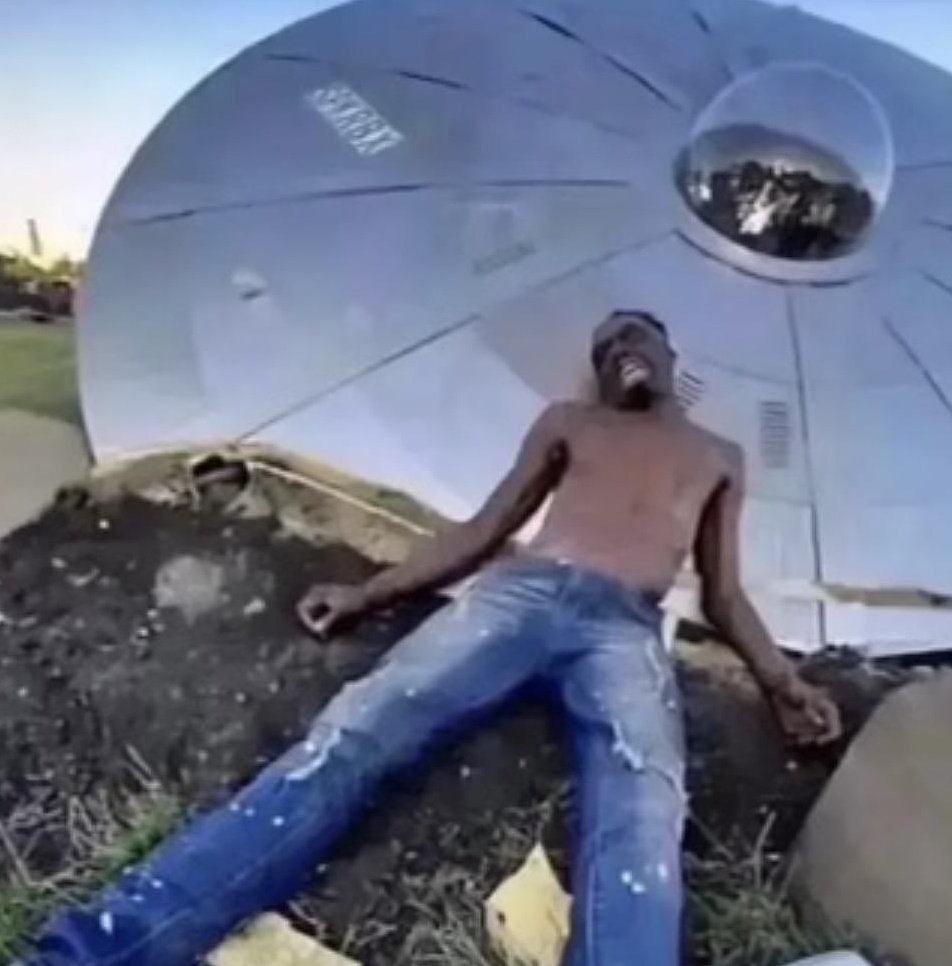 ferdek kiepski: siema to ja ferdek kiepski z świat według kiepskich dziś pokaże wam świat według mnie

paździoch: