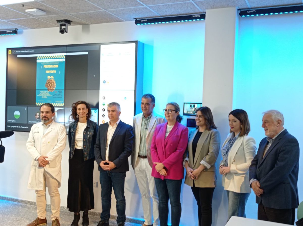 CABK_Dualiza's tweet photo. 🌲Aprovechamiento de subproductos de la almendra, el proyecto seleccionado en la convocatoria #AyudasDualiza de  @CABK_Dualiza y @fp_empresa
 
Se ha presentado en el @IESFernandoIII junto al @AGUAS_NUEVAS y nuestra compañera @evaguado https://t.co/x8uibgnm2o