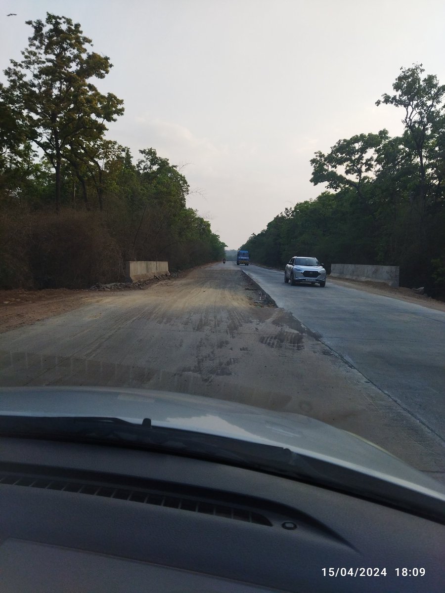 URGENT @NHAI_Official .. many such spots on Khanapur - Ramnagar National Highway lack safety indicators.
Can be fatal !
Need immediate attention and action.

@Hubballi_Infra @OfficeOfNG
@HubballiTimes @allaboutbelgaum @belagavi_news @NammaKarnataka_ @CMofKarnataka @InGoa24x7