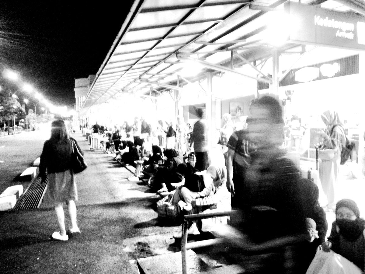 panitiakonser's tweet image. Foto random di #Mudik2024 #lebaran2024 #pocketcamera #digitalcamera #streetphotography #bw