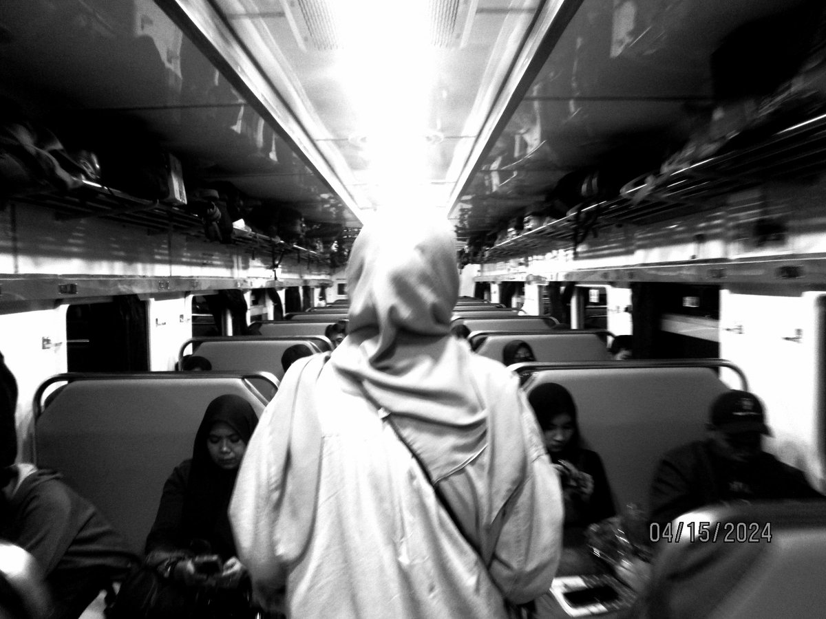 panitiakonser's tweet image. Foto random di #Mudik2024 #lebaran2024 #pocketcamera #digitalcamera #streetphotography #bw