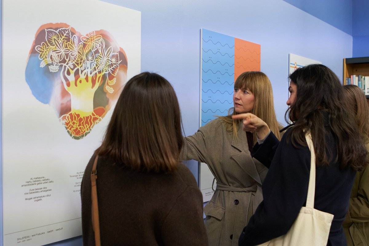 Atzoko Baloreak erakusketaren prentsaurrekoa.
📢Parte-hartzaileak: <a href="/NereKorta/">Nerea Kortabitarte</a> , Sara Essery, Julia Lasa, June Martin eta Zuriñe Uriarte
👉Datorren maiatzaren 4ra arte bisitatu ahal izango da Donostiako Liburutegi Nagusian (Alderdi-Eder)
📷Floro Azqueta ( Azqueta-Arts )