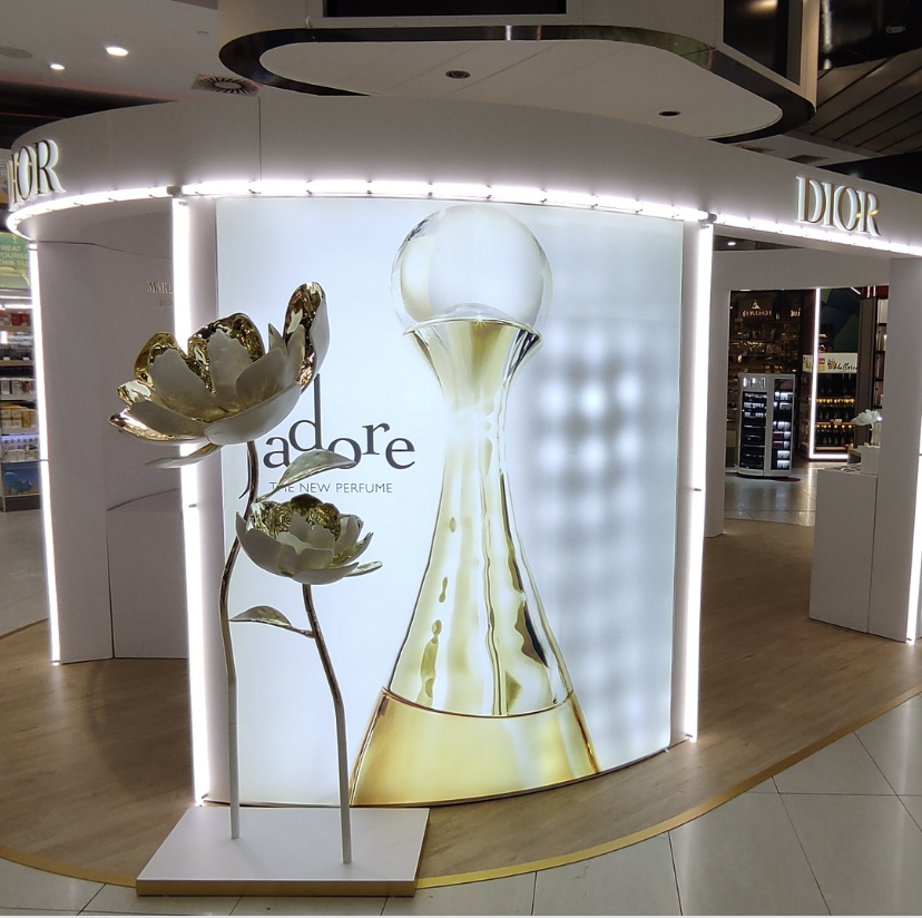BrahmaDeco's tweet photo. ¿Que os parece este stand que diseñamos para @Dior y su icónico perfume ´J´adore´?. Llenó de elegancia pura cada rincón del aeropuerto.
#DiorBeauty #retailinnovation  #Perfume #luxury #Aeropuerto https://t.co/nkJI63VifT
