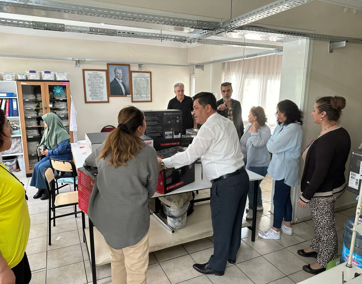 Vatandaşlarımızın ve Aile Birliğimizin katkıları ile Dikiş ve Nakış Atölyelerimizdeki makinalarımıza yeni makinalar ekliyor ve atölyelerimizi genişletiyoruz.
Her Zaman,Her Yerde,Herkes İçin Eğitim...