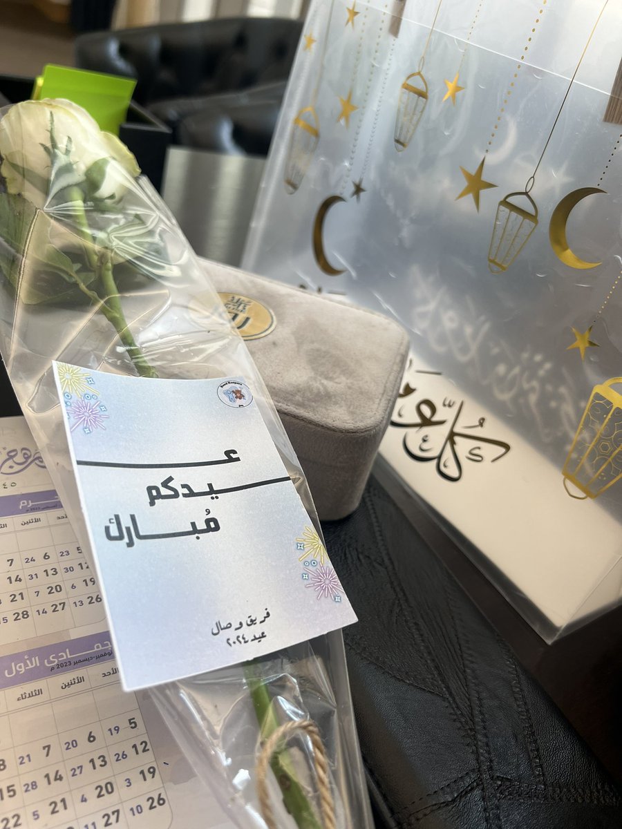 طالباتي العزيزات.. بارك الله بمجهوداتكم وعملكم.. فريق وصال هي مبادرة تطوعية من طالبات كلية الطب بجامعة الاميرة نورة للتطوع لزيارة المرضى بالمستشفى والمعيادة عليهم وزرع البسمة 💕💕 بارك الله لكم