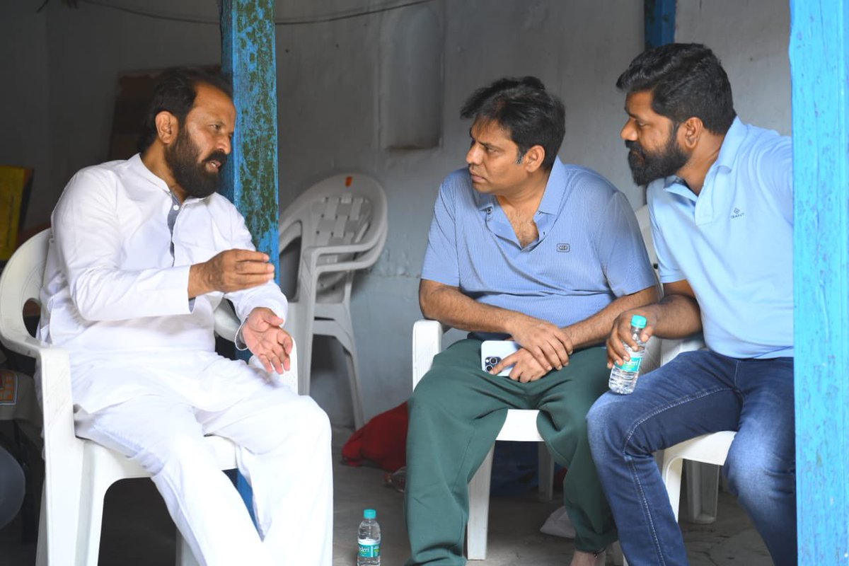 Today, we visited Madhu Yashki Anna's home to pay our respects and express our deepest condolences on the passing of his beloved mother. Her warmth and kindness will always be remembered. Our thoughts are with the family during this difficult time. @MYaskhi @ravipanasa