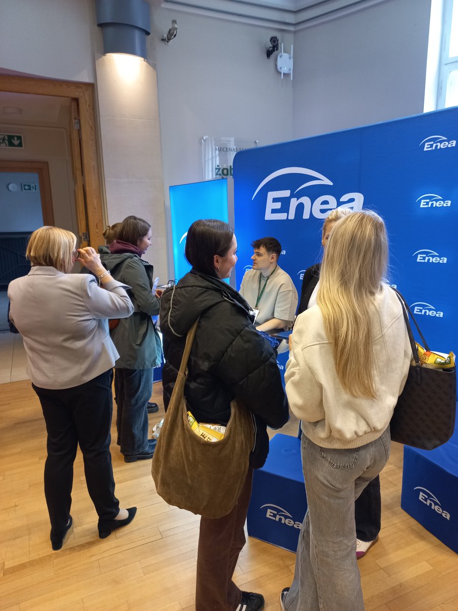 Grupa_Enea's tweet photo. 📸 Na targach #JobSpot @UEwP nasza ekipa: Karolina, Marta i Maciej pokazują #MocWLudziach i zapraszają do programu stażowego "Zainstaluj się w Enei" 💪 Do g. 15 jesteśmy na stoisku #Enea (al. Niepodległości 10, #Poznań) 👋 Widzimy się na #UEwP i tutaj ➡️ https://t.co/4mMHRoMQaq https://t.co/cJQHpPwMdu