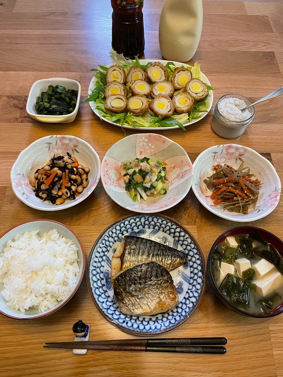 おかえり〜、曇ると過ごしやすいね😊
今日は焼き鯖！ふっくらと香ばしく焼いた脂のり抜群の鯖はご飯がススムよ。うずら玉子のつくね揚げ、きんぴらごぼう、アサリとわけぎの酢みそ和え、ひじき入り煮豆、きゅうり漬け、お豆腐とワカメのお味噌汁✨
手ぇ洗っといで、早よ食べよ🤗