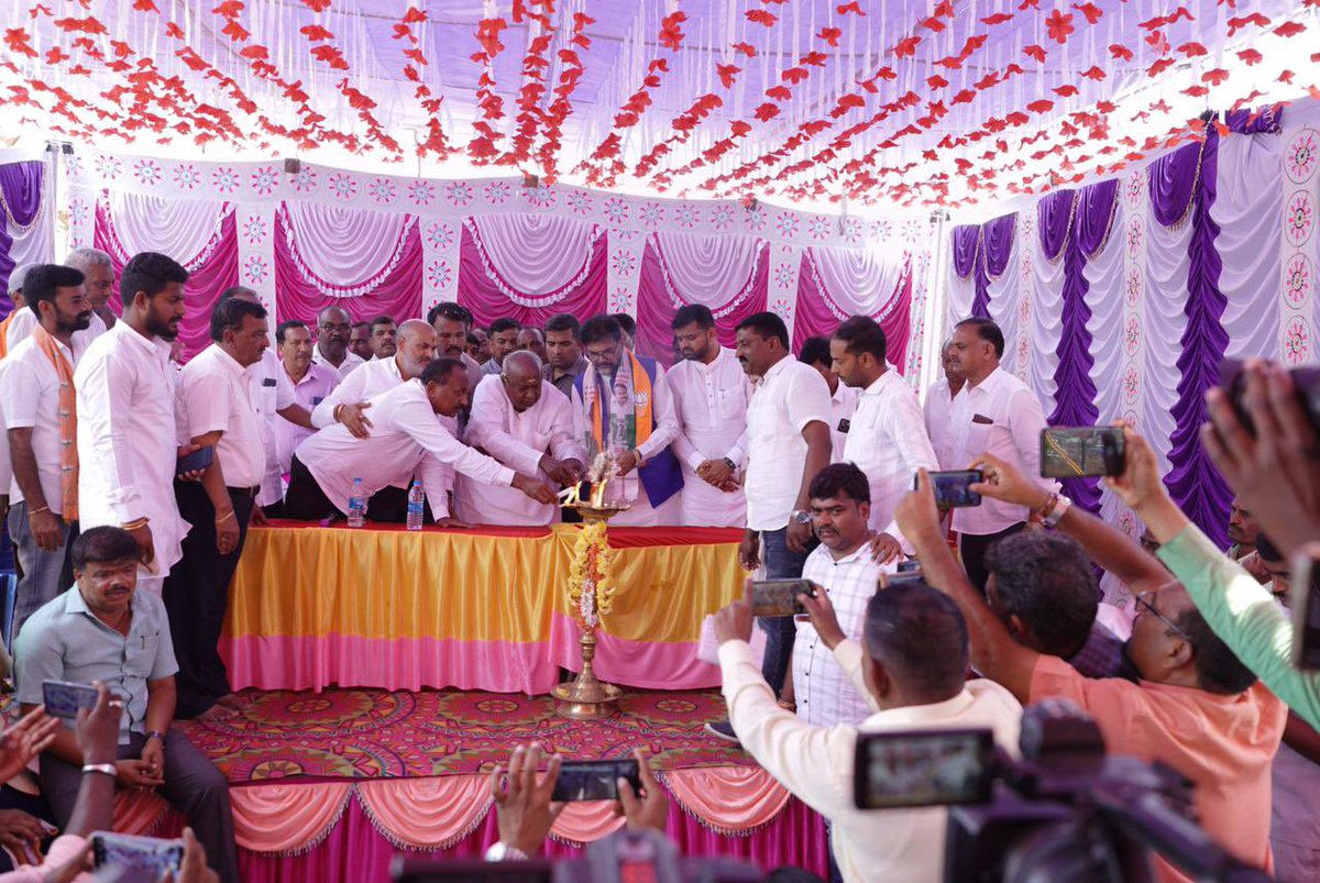 iPrajwalRevanna's tweet photo. ಲೋಕಸಭಾ ಚುನಾವಣೆ ಪ್ರಚಾರದಲ್ಲಿ ಇಂದು ಬೇಲೂರು ವಿಧಾನಸಭಾ ಕ್ಷೇತ್ರದ ಇಬ್ಬಿಡಿನಲ್ಲಿ ಬೃಹತ್ ಸಮಾವೇಶ ನಡೆಸಲಾಯಿತು. 
ಬಿಜೆಪಿಯ ಹಿರಿಯ ಮುಖಂಡರು, ವಿಧಾನಪರಿಷತ್ ಸದಸ್ಯರಾದ ಶ್ರೀ ಛಲವಾದಿ ನಾರಾಯಣಸ್ವಾಮಿ ಅವರು ಈ ಸಮಾವೇಶದಲ್ಲಿ ಭಾಗವಹಿಸುವ ಮೂಲಕ ನಮ್ಮ ಪ್ರಚಾರ ಕಾರ್ಯಕ್ಕೆ ಮತ್ತಷ್ಟು ಬಲ ತುಂಬಿದರು. 
ಈ ಸಮಾವೇಶದಲ್ಲಿ ಬೇಲೂರು ಶಾಸಕರಾದ ಶ್ರೀ ಸುರೇಶ್, ಮಾಜಿ ಶಾಸಕರು ಹಾಗೂ ಜೆಡಿಎಸ್ ಜಿಲ್ಲಾಧ್ಯಕ್ಷರಾದ ಶ್ರೀ ಲಿಂಗೇಶ್ ಅವರು ಹಾಗೂ ಜೆಡಿಎಸ್-ಬಿಜೆಪಿ ಪಕ್ಷದ ಹಲವಾರು ಮುಖಂಡರು ಕಾರ್ಯಕರ್ತರು ಉಪಸ್ಥಿತರಿದ್ದರು.
#JDS #BJP #Karnataka #NDAalliance #Hassan