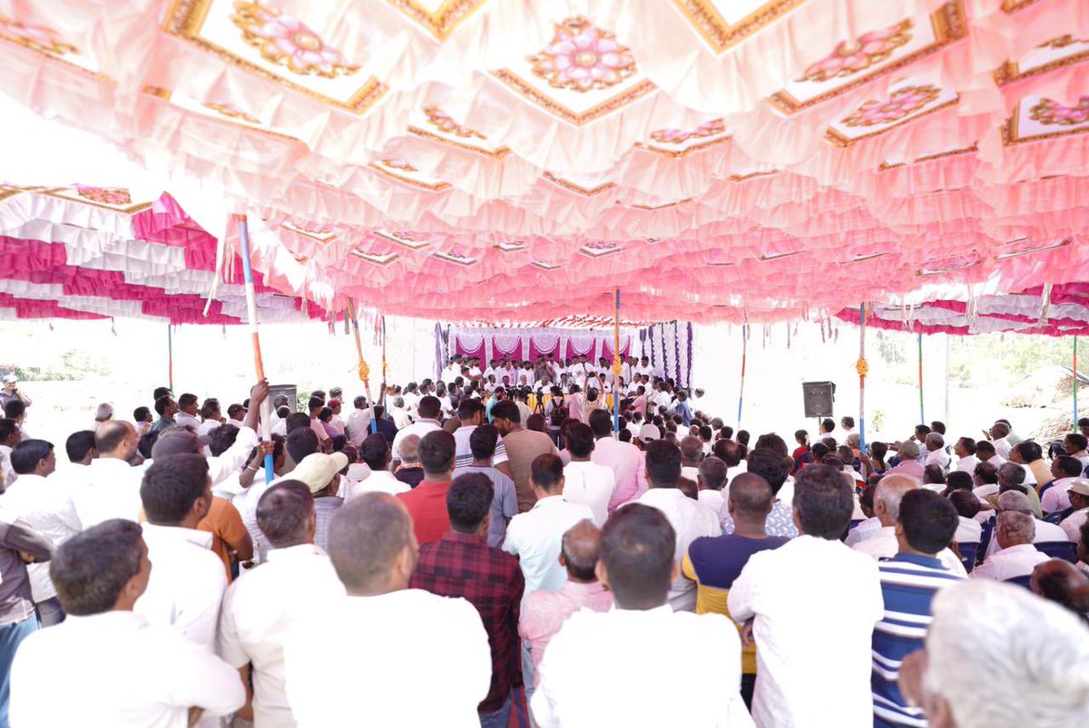 ಲೋಕಸಭಾ ಚುನಾವಣೆ ಪ್ರಚಾರದಲ್ಲಿ ಇಂದು ಬೇಲೂರು ವಿಧಾನಸಭಾ ಕ್ಷೇತ್ರದ ಇಬ್ಬಿಡಿನಲ್ಲಿ ಬೃಹತ್ ಸಮಾವೇಶ ನಡೆಸಲಾಯಿತು. 
ಬಿಜೆಪಿಯ ಹಿರಿಯ ಮುಖಂಡರು, ವಿಧಾನಪರಿಷತ್ ಸದಸ್ಯರಾದ ಶ್ರೀ ಛಲವಾದಿ ನಾರಾಯಣಸ್ವಾಮಿ ಅವರು ಈ ಸಮಾವೇಶದಲ್ಲಿ ಭಾಗವಹಿಸುವ ಮೂಲಕ ನಮ್ಮ ಪ್ರಚಾರ ಕಾರ್ಯಕ್ಕೆ ಮತ್ತಷ್ಟು ಬಲ ತುಂಬಿದರು. 
ಈ ಸಮಾವೇಶದಲ್ಲಿ ಬೇಲೂರು ಶಾಸಕರಾದ ಶ್ರೀ