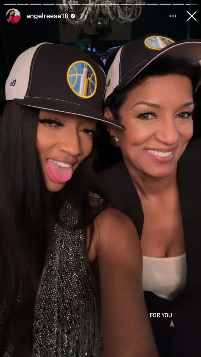 TheSkyShowCHI's tweet photo. @NewEraCap This is cream colored back?? Why is this #drafthat kinda hittin now 🤔🤔 #skytown #wnbadraft 

Only 8 left on @Fanatics??? 🔗: https://t.co/aSJRfeseRC https://t.co/kAmeldVSGq