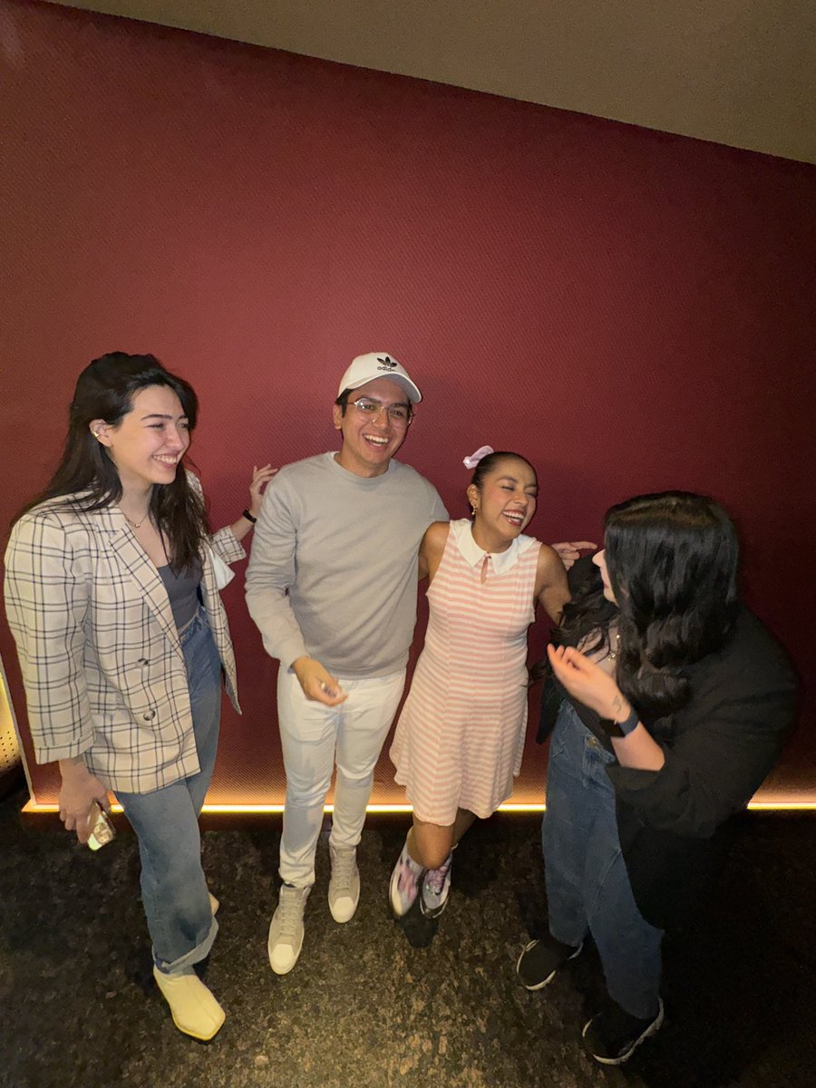 amandafloress's tweet photo. Hoy vi #DesafiantesPelicula muchas gracias @Cinepolis por la invitación 🎾 y aprovechando la más feliz de ver a mis amikos.🥹❤️ @renvazquezj @miszhlopezv @ErikQuiroga_  #InvitadoWB @warnerbros https://t.co/gcfvyU1wZZ