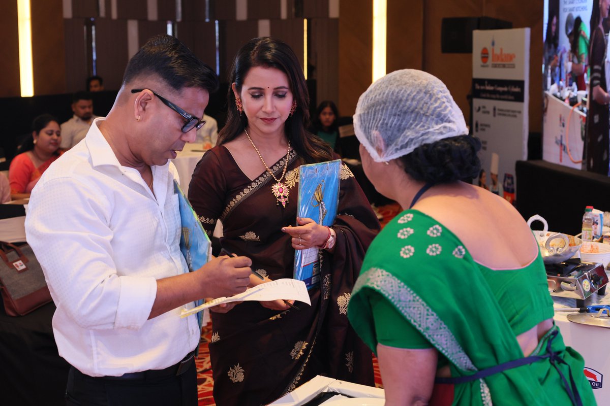 Popular Assamese actor, Barsha Rani Bishaya was one of the judges of IndianOil Smart Cooking Challenge recently organized at Guwahati. While enjoying & evaluating the scrumptious dishes cooked by the competitors, she also experienced the lightness of our smart Composite Cylinder.