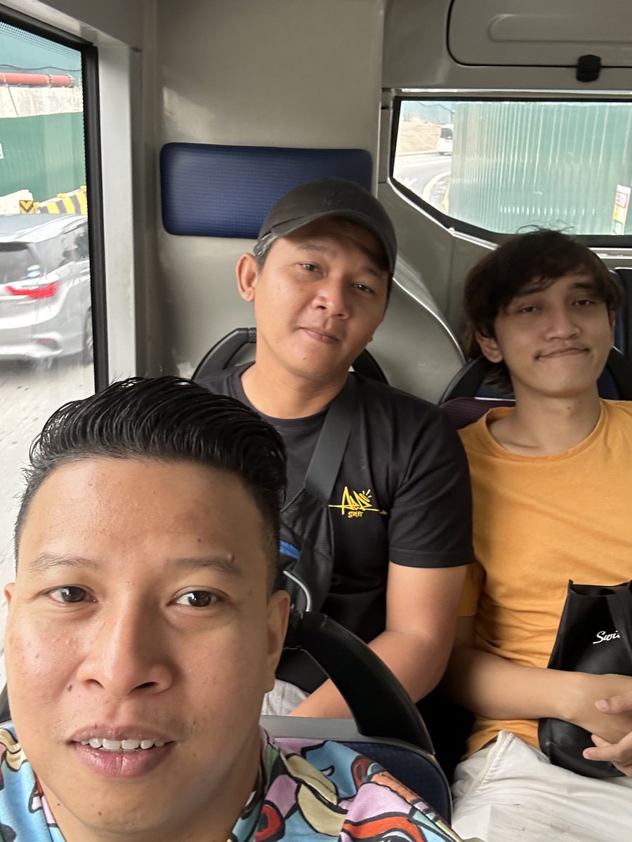 Pakelah hape pintarmu biar lebih sering motret. (Bukan fotografer cuma org biasa yang doyan selfie tapi ingin ikutan tren ini. Boleh kan?) #shotoniphone