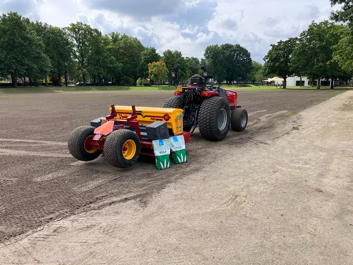 Frank Slots van Slots Miniloonwerk legt uit hoe #Microclover met #gras snel herstelt na evenementen, waardoor Julianapark in Venlo snel herleeft na een seizoen vol festiviteiten. Een sterke oplossing voor elk park! 🌿🔄

Lees hier meer over zijn aanpak:
ow.ly/AfWv50Rg1jk