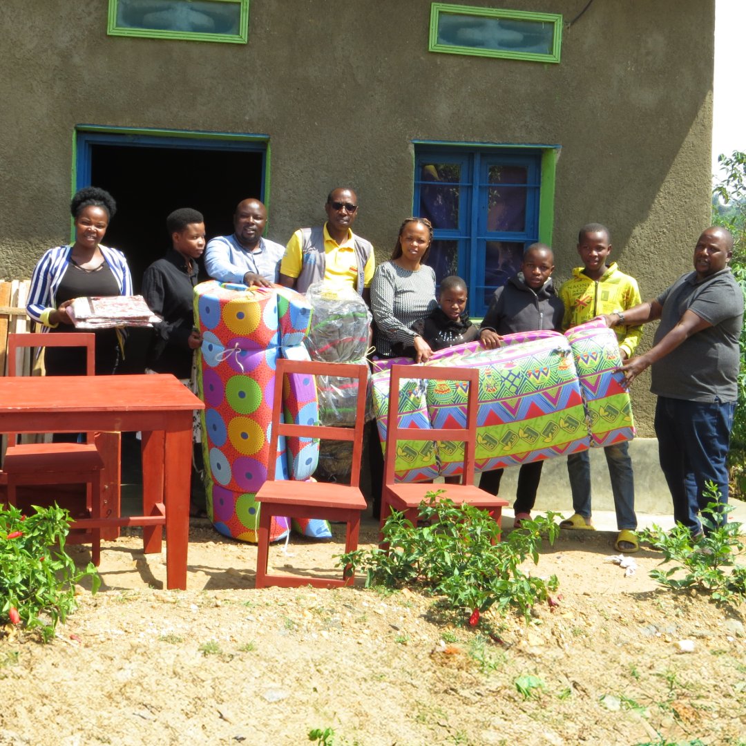 Aktion_Tagwerk's tweet photo. @Sfrwanda1  hat in Ruanda 2023 damit begonnen, Pakete zur Verbesserung der psychischen Gesundheit für  Kinderfamilien bereitzustellen. Mit individuell zusammengestellten Paketen aus z.B. Matratzen, Tischen und Besen wird vorbeugend gegen psychische Probleme gehandelt. 💛 https://t.co/4EQSjoTUMr