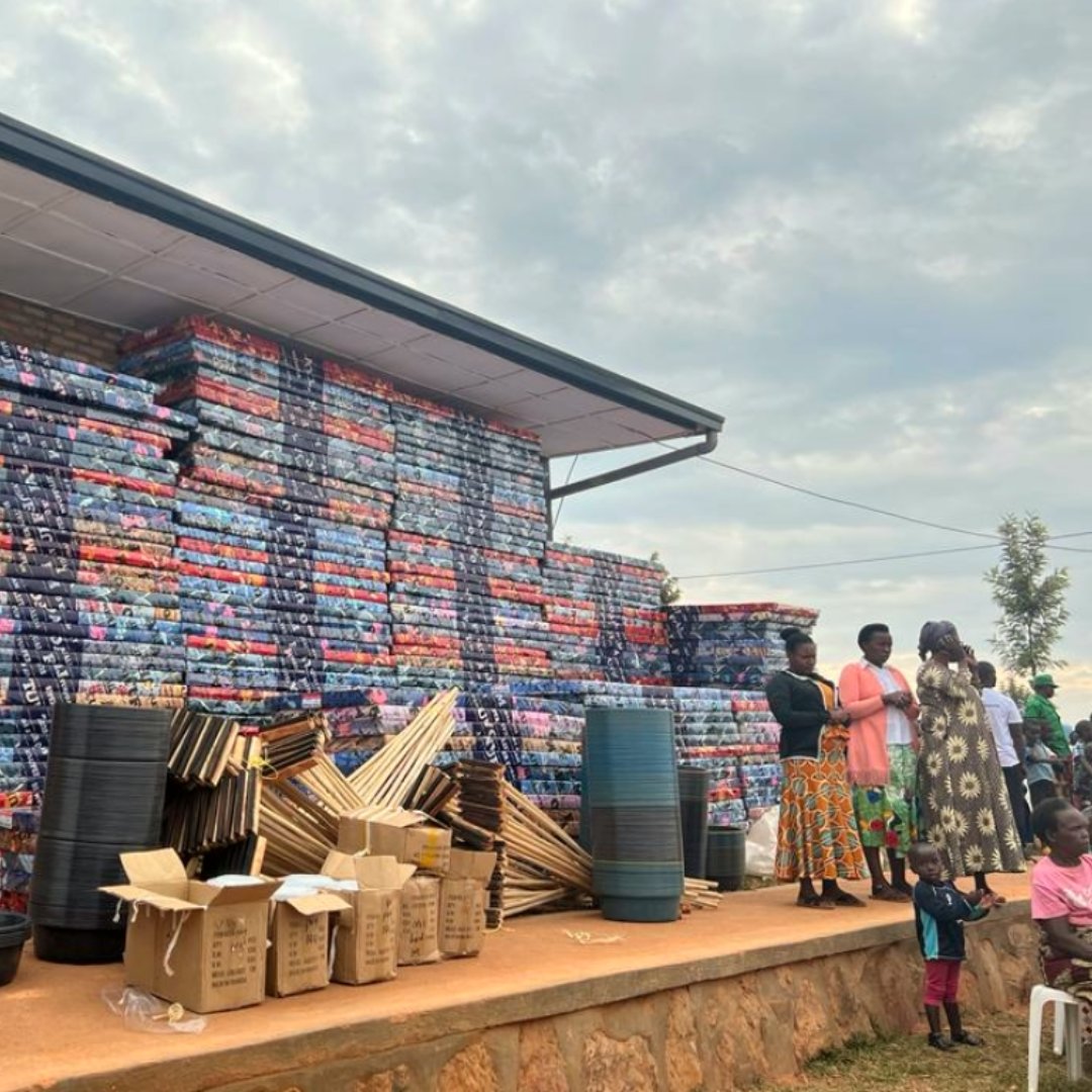Aktion_Tagwerk's tweet photo. @Sfrwanda1  hat in Ruanda 2023 damit begonnen, Pakete zur Verbesserung der psychischen Gesundheit für  Kinderfamilien bereitzustellen. Mit individuell zusammengestellten Paketen aus z.B. Matratzen, Tischen und Besen wird vorbeugend gegen psychische Probleme gehandelt. 💛 https://t.co/4EQSjoTUMr