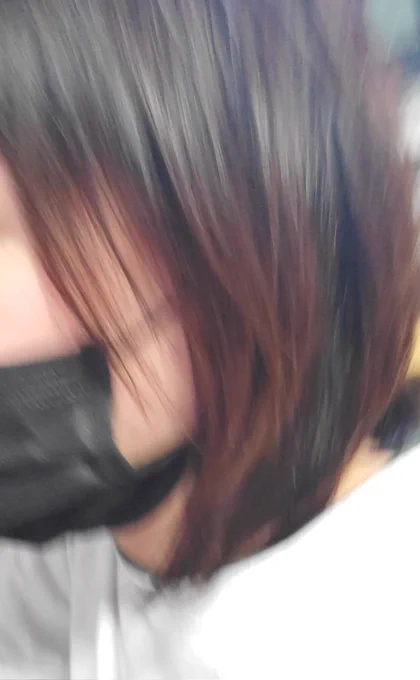 節約しまくって、久しぶりに美容室へ行ってきた。肩こりが楽になり、前髪ズバーンと切ってもらい、気持ちがHAPPYになった。なんか髪の毛からえぇ女の香りがするぞその道のプロってかっこいいなぁ。職人さんって凄いなぁ。マッサージ行くより、お風呂屋さんへ行くより、癒された。#ロン毛目指し中 