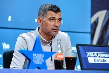 CabineSport's tweet photo. Iván Jaime, Jorge Sánchez, Toni Martínez e André Franco foram afastados por Sérgio Conceição e estão a treinar à parte do plantel, informa @Record_Portugal

Rendimento dos quatro jogadores foi reprovado. https://t.co/i8ahlzXg1q