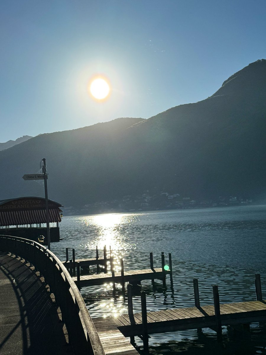 Guten Morgen Welt 🍀 - zweitletzter Ferientag im #Ticino ❤️🇨🇭- blauer Himmel und der See glitzert auf der Hunderunde 🐕☀️ - kommt gut durch den Dienstag!