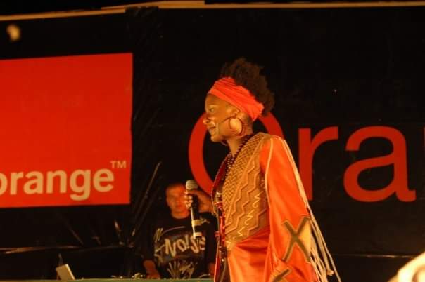 DelphineII's tweet photo. Un jour d'hivernage en 2008, je foulais la scène du stade #SeyniKountché pour le lancement d'#OrangeNiger transcendée par un manteau en soie sauvage d'#Alphadi. Orange n'est plus, #Zamani a pris le relais. Leçon d'humilité, tâchons de construire un avenir commun serein nord/sud. https://t.co/Lyk6BSXSm1