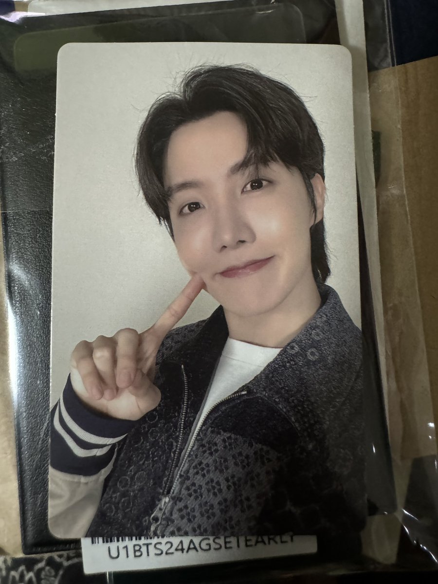 รูปพี่โฮปจากรอบ early bird ราคา 180฿ รวมส่งค่ะ
#ตลาดนัดบังทัน #bts #btsphotocard #jhope #HOPE_ON_THE_STREET