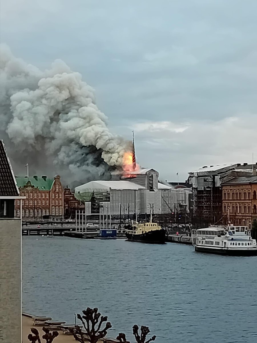 lydrummet's tweet photo. Børsen brænder. 400 års historie, der er ved at gå op i røg. Hvor er det trist. https://t.co/ysMGZm2vQe