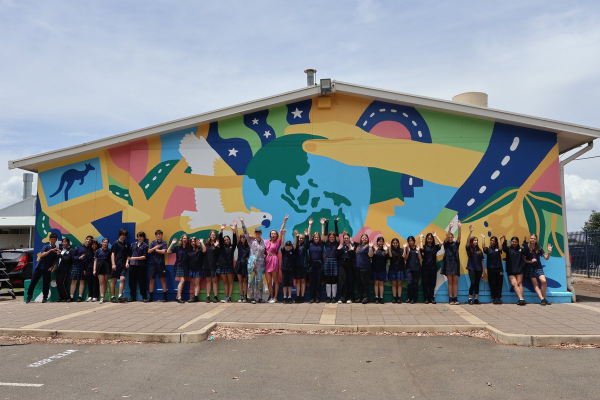 Let us brighten up your Tuesday with this stunning #Create4Adelaide mural! Made by artist Lucinda Penn with 150 students from Woodville High School, “Education as Activism” seeks to inspire us to protect our earth. What’s your favourite part of this colourful and powerful work?