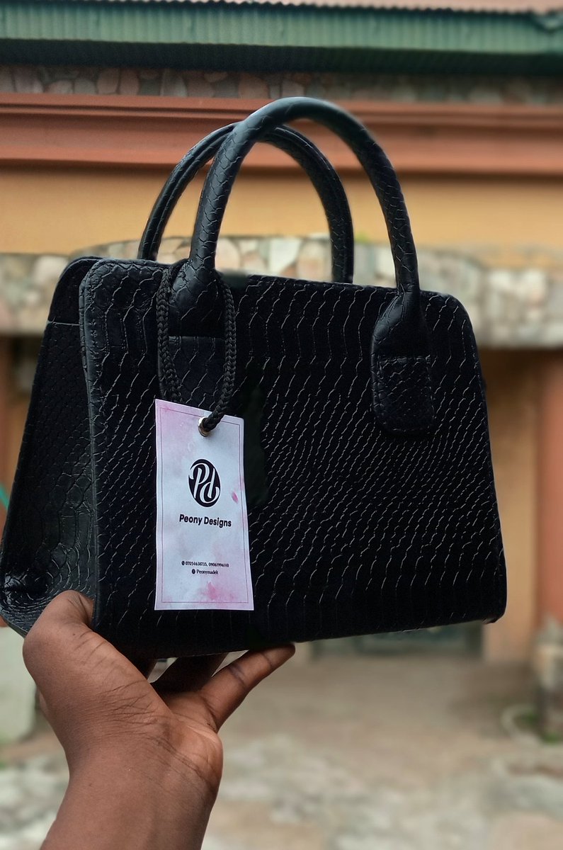 mide_leathers's tweet photo. Good morning from this side of the world! Peony Designs remains the best in giving quality and premium leather and Afrocentric handmade bags! 
Price: 7,000NGN 

#Handmadebags 
#handmadebagsinnigeria #handmadebagsinibadan #ibadanentrepreneurs https://t.co/xToRqTntD4