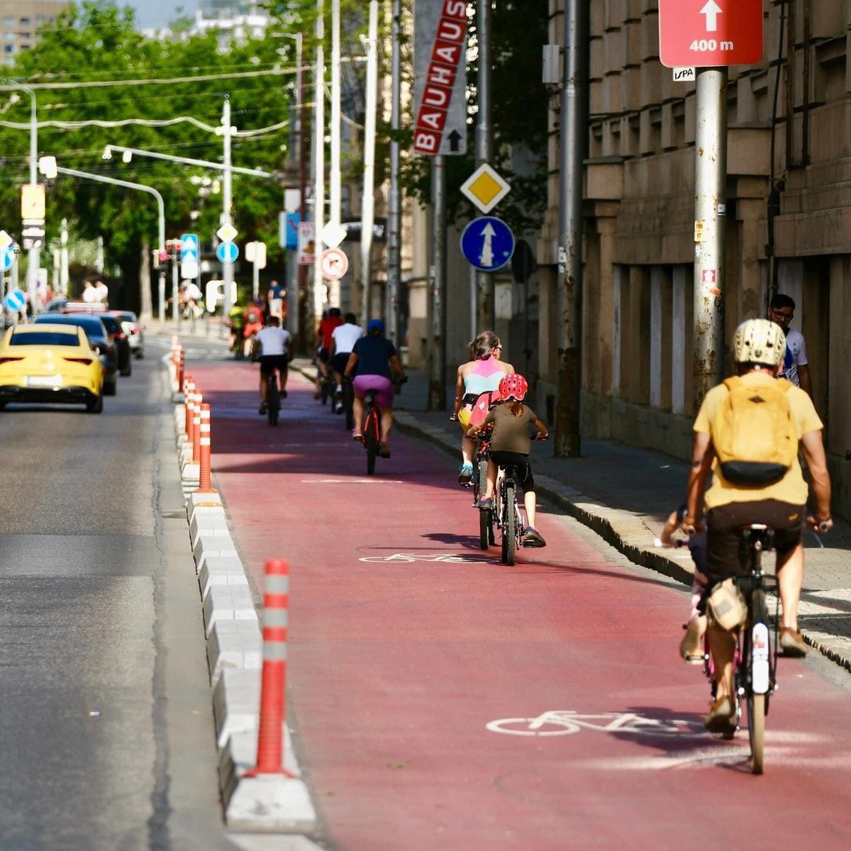 Ono stačí fakt strašně málo. Jen barva a pár obrubníků. A lidi se odváží jezdit centrem města na kole i s dětma. Jo, a taky je potřeba odvaha a vůle. A to je něco, co v Praze nemáme. A na rozdíl od barvy a obrubníků se nedají koupit. Na obrázku Bratislava, Vajanského nábrežie.