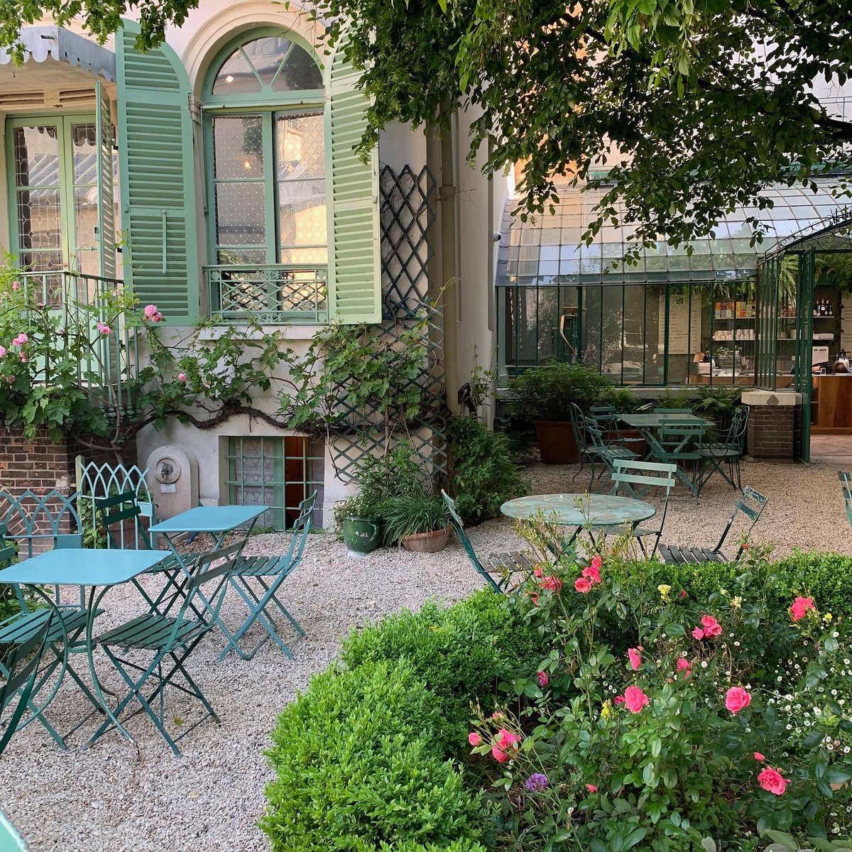 💕 Et si vous veniez au musée de la vie romantique aujourd’hui ? Découvrez les différentes salles consacrées notamment à George Sand, figure incontournable de la période romantique et son magnifique jardin. 📍 @MVRParis 📸 ©parisfordreamer #visitparisregion