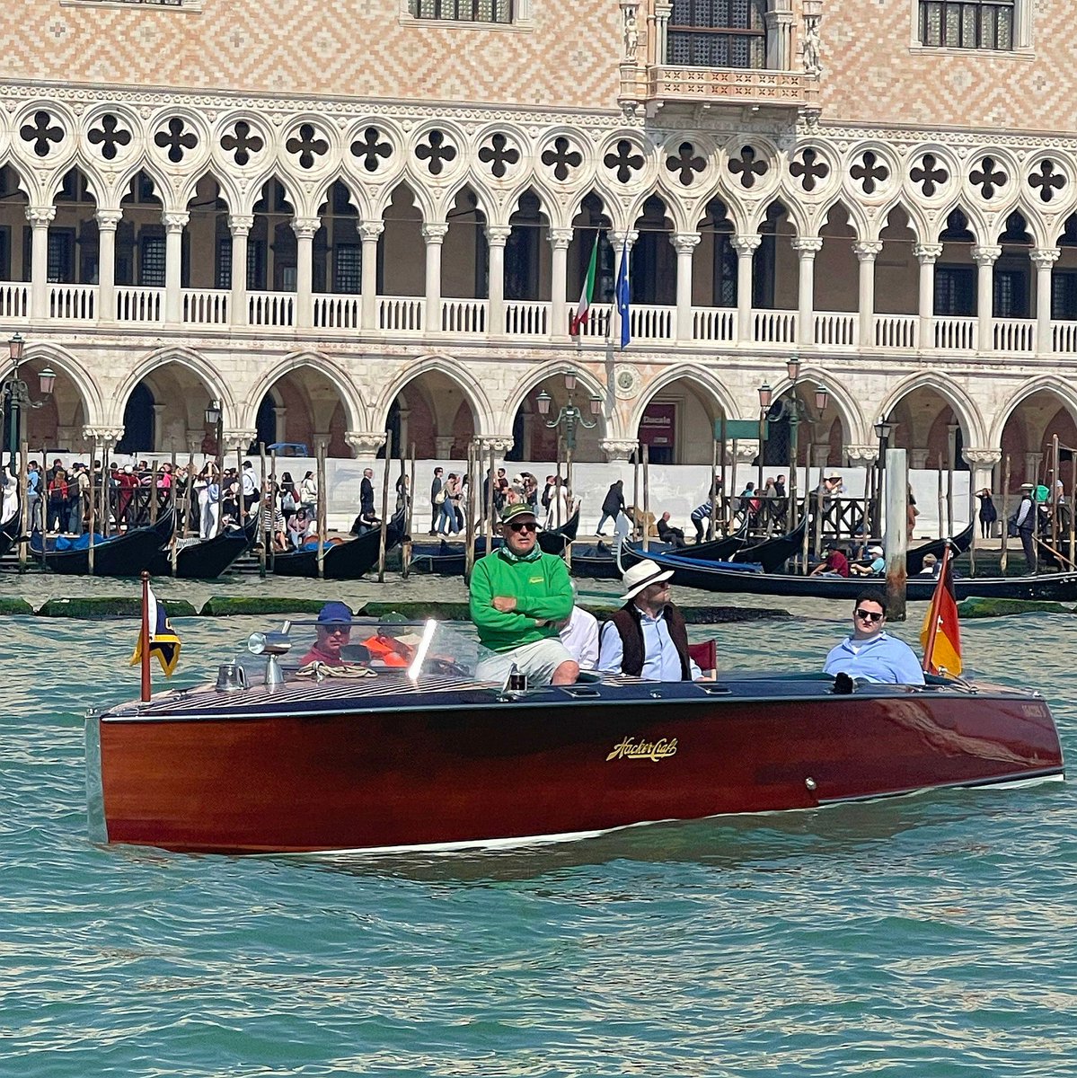 Our newest boat 'Tender to Talitha G' driving past the Basin of San Marco. 
#classicboatsvenice #Venedig #Venise #Venezia #biennale2024 #biennalevenezia #Venice #luxury #travel