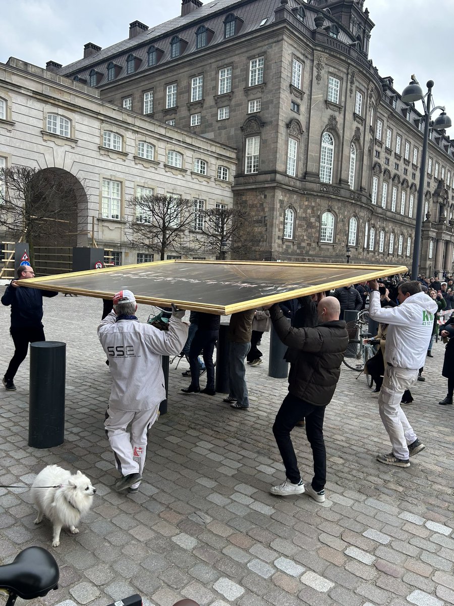 Tilsyneladende almindelige mennesker haster ind for at redde malerier i #børsen