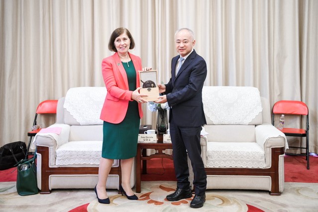Ambassador Derwin was very pleased to meet with the Mayor of Haikou – very useful discussions on how #TeamIreland can promote trade & investment opportunities for Irish companies, with Ireland as Country of Honour at the Hainan Expo this year #working4irl @dfatirl @ExploreHaikou