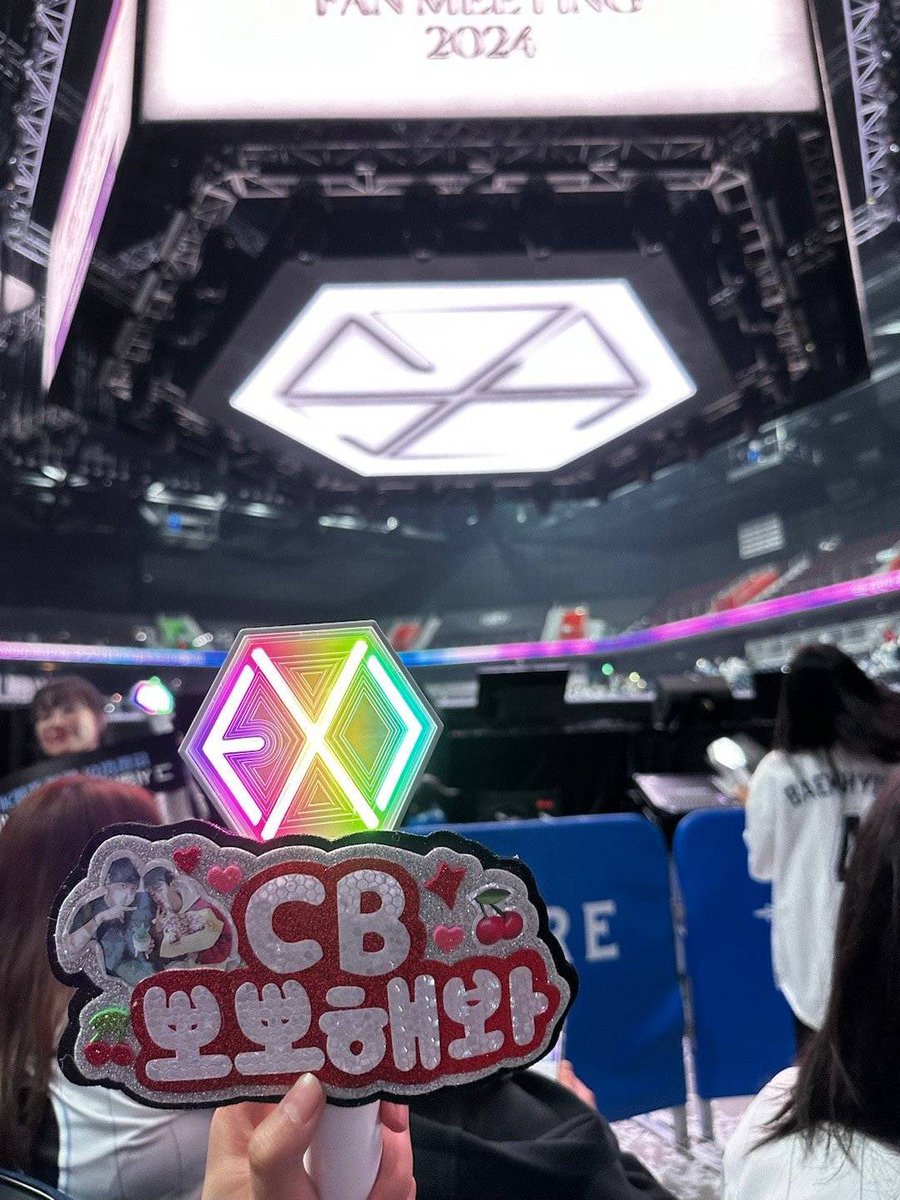 kyoonglo's tweet photo. OP with a “chanbaek pls kiss” eribong caught chanyeol’s attention here 😭 The way he glanced at the audience and then stared back at OP 😭😭😭 And OP got shy bcs he was staring so intensely so she stopped filming 😭 https://t.co/CicH8riRql