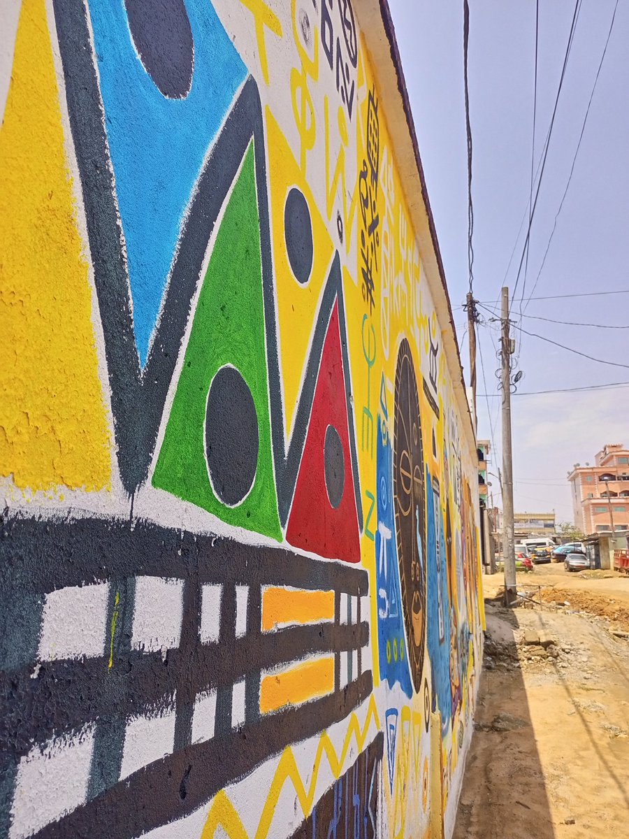 lagriffemboko's tweet photo. La fresque "J'eclaire ma rue", attire du monde et fait parler d'elle. Une fresque qui a créé des liens entre voisins qui ne s'adressaient pas la parole. Un mur à selfie, et un lieu devant lequel on pousse la réflexion sur l'art,et les affaires de la cité. https://t.co/djjZzwSu7X