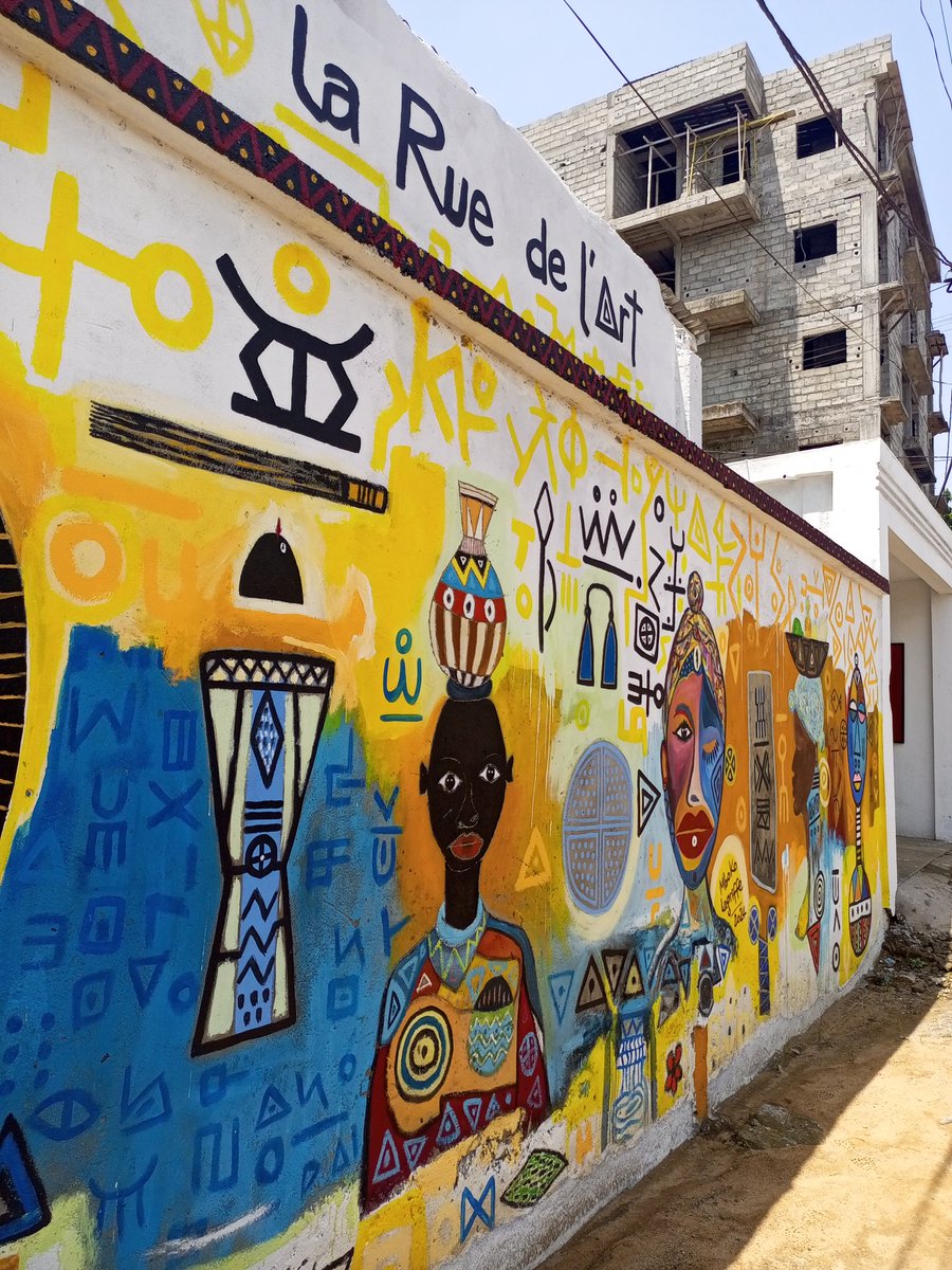 lagriffemboko's tweet photo. La fresque "J'eclaire ma rue", attire du monde et fait parler d'elle. Une fresque qui a créé des liens entre voisins qui ne s'adressaient pas la parole. Un mur à selfie, et un lieu devant lequel on pousse la réflexion sur l'art,et les affaires de la cité. https://t.co/djjZzwSu7X