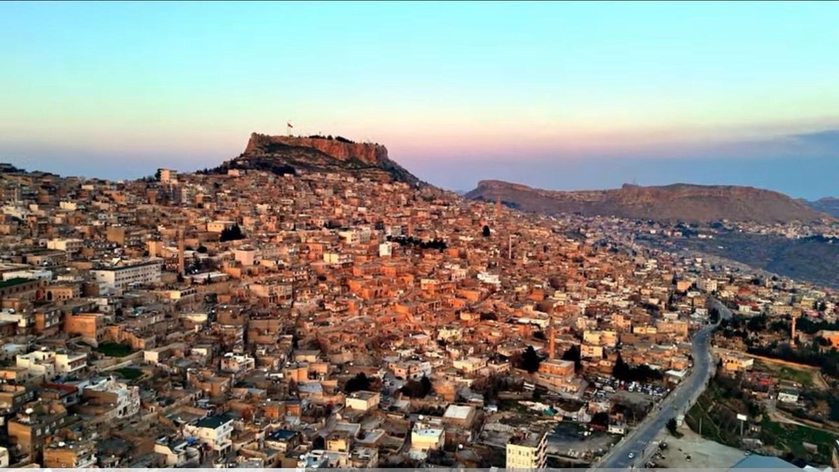 Güzelliğin bitmez bir bir saymakla, kardeşlik deyince gelirsin akla, bu gökler altında bu Al Bayrakla🇹🇷 ilelebed kâim olasın #Mardin, her daim dillerde duasın Mardin. 15-22 Nisan Turizm Haftası kutlu olsun. #TurizmHaftası @TCKulturTurizm