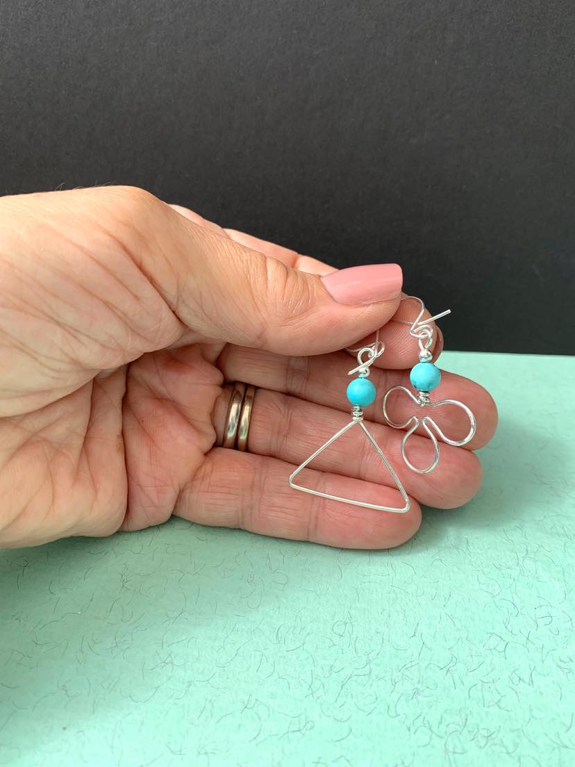 Geometric/ asymmetrical earrings in contrasting bold shapes, comprising solid sterling silver wire and Turquoise.

Purchase via Etsy: etsy.com/uk/listing/152…

#asymmetricalearrings #geometricearrings #silverearrings #turquoiseearrings #handcraftedearrings #uniqueearrings #boho
