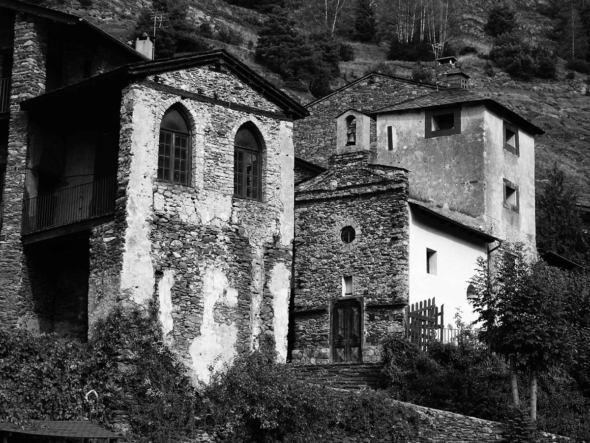 Església amagada...Ordino #ordino #valira #escaldes #andorra #principatdandorra #païsoscatalans #catalunya #landscapephotography #landscape #landscapes #landscape_captures #landscape_lovers #streetstyle #streetsphotography #street #bnw #bnwphotography #bnwmood #bnw_greatshots