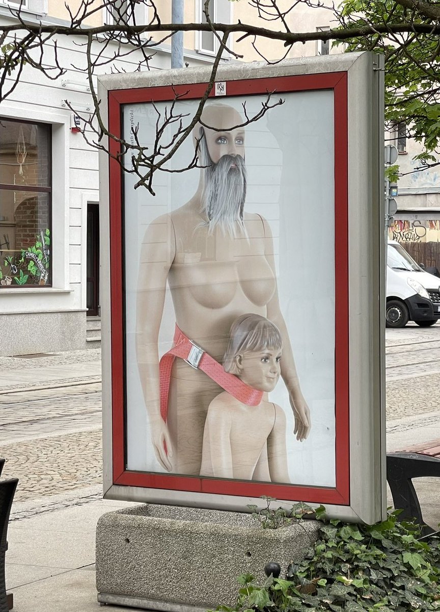 Nie ma co, Wrocław potrafi się bawić.. Naga  Kobieta z brodą lub mężczyzna z piersiami za pomocą pasa transportowego  przyciska za szyję nagie dziecko do miejsc intymnych. Pomyśleć, że galeria, która to wystawia jest finansowana przez Urząd miasta Wrocławia.