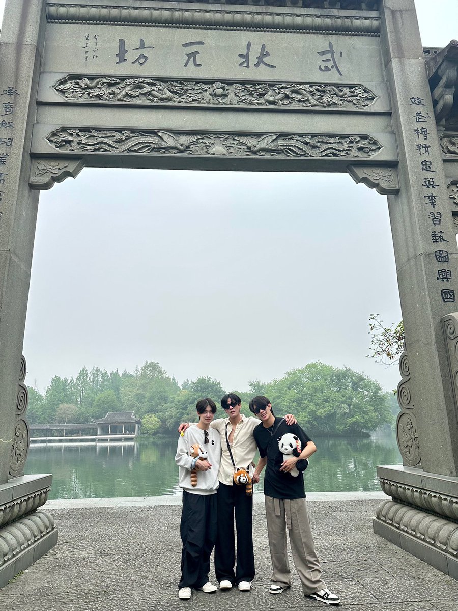 “ติวเตอร์” @TutorKrp “ยิม” @mynameis_yim และ “มาร์ค” @Msorntast เที่ยวพักผ่อนที่ Hang Zhou Zoo และแวะชมบรรยากาศที่ทะเลสาบ Xi Hu พร้อมเก็บภาพมาฝากทุกคนกันค่ะ 📸✨ #TutorKrp #mynameis_yim #MarkIIIV #domunditv