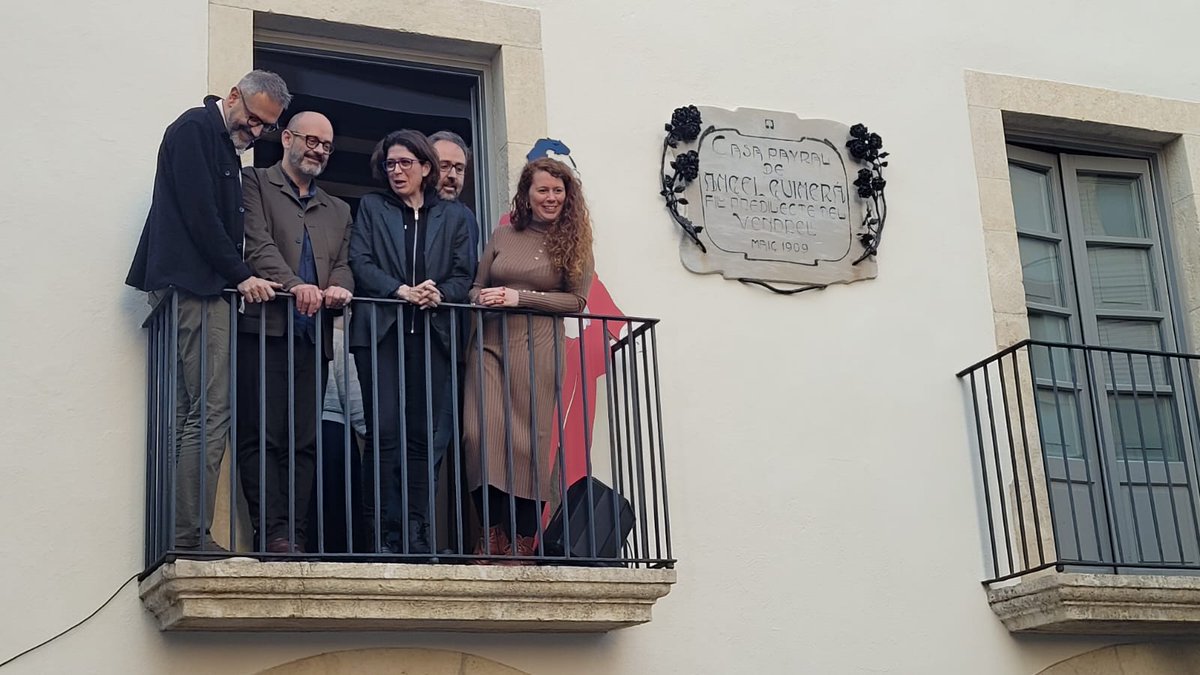 La balconada, al Vendrell! Amb el @sebastialzamora, el Manuel Forcano, l'@AngelsGregori i el @RogerMasOficial. I més de dues-centes persones de públic. Gràcies, @CulturaVendrell. Quin goig de dia! Visca Sant Jordi! I visca Guimerà! 😃